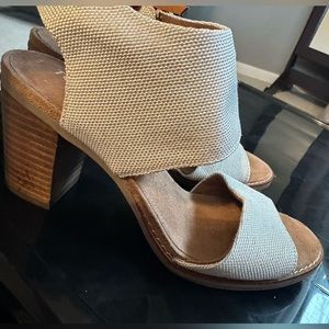 Tom’s heeled sandals, white, size 7